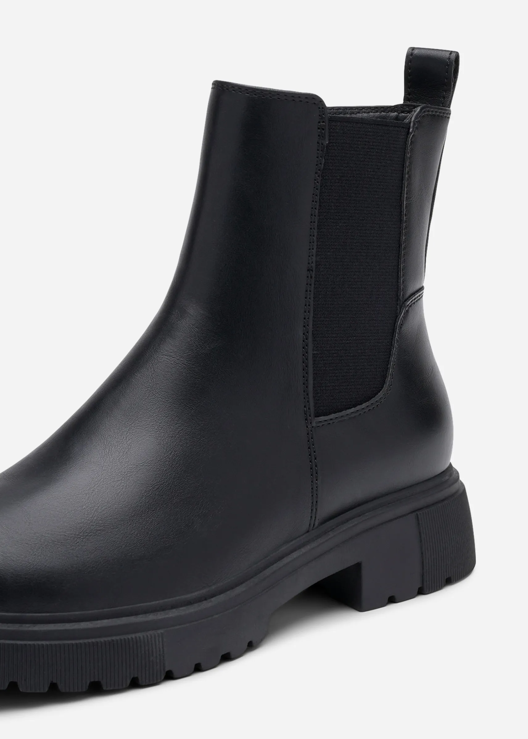 CLOU, Boots