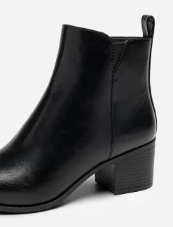 CLOU, Boots