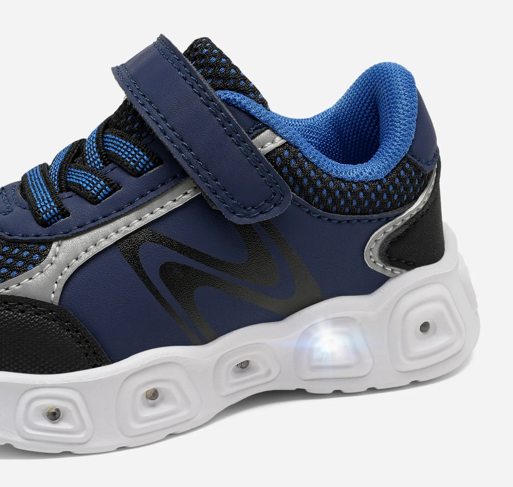 Mino, Blinkande sneakers