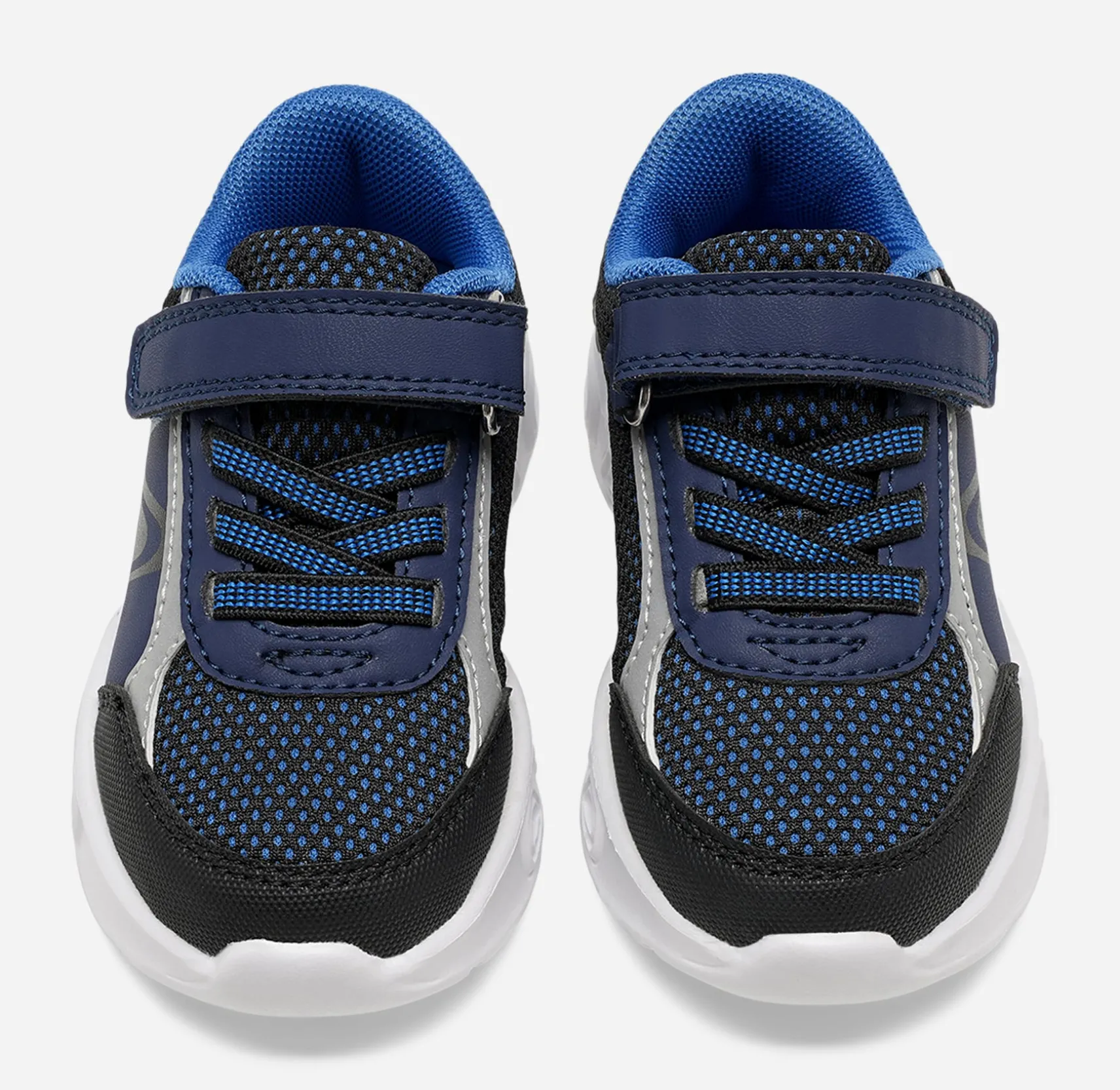 Mino, Blinkande sneakers