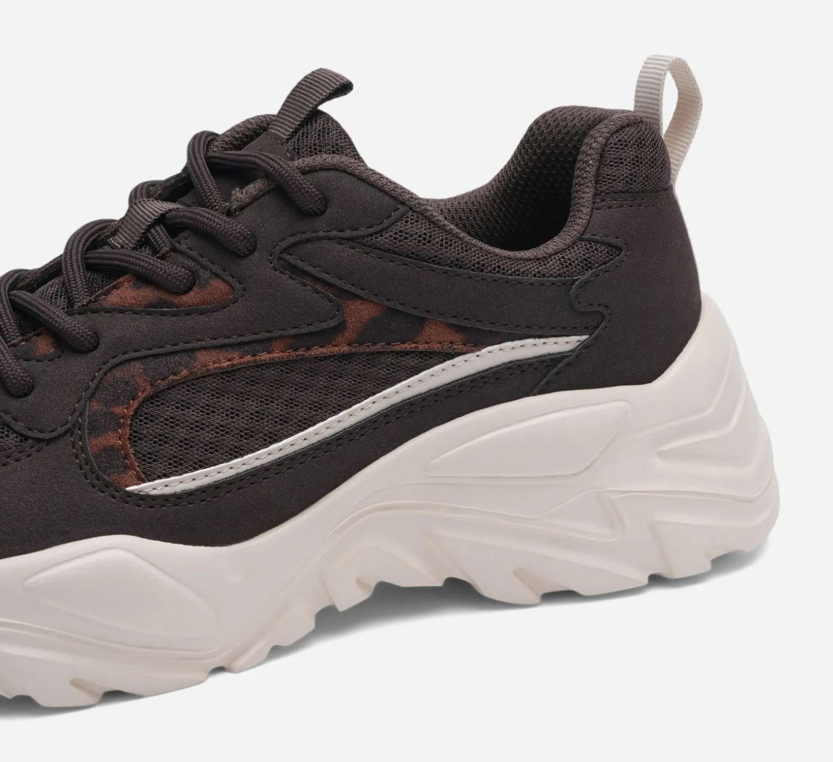 VOX, Sneakers